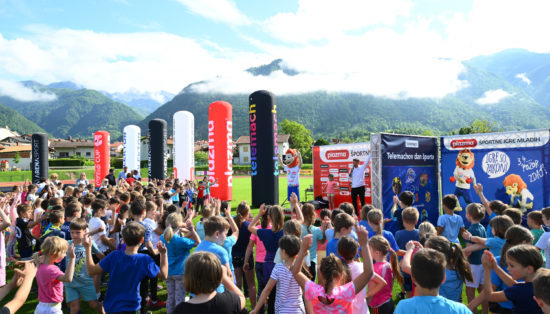 Župan Občine Tolmin Alen Červ pozdravil več kot 300 otrok, ki so bili del Telemachovega dneva športa v Tolminu.