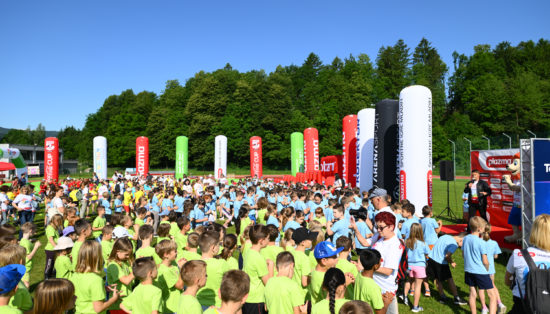 Župan Občine Radovljica Ciril Globočnik pozdravil več kot 500 otrok, ki so bili del Telemachovega dneva športa v Radovljici.